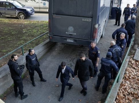 Άλκης Καμπανός: Αποδοκιμασίες για τους 12 κατηγορούμενους – Η μακέτα του συνηγόρου υπεράσπισης (vids)