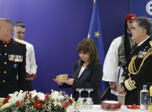 Στην Προεδρική Φρουρά για την πρωτοχρονιάτικη πίτα η Κατερίνα Σακελλαροπούλου