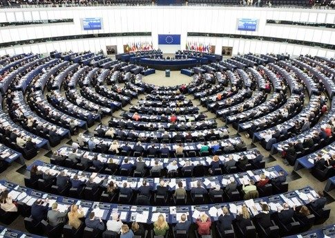 Qatargate: Κατεπείγουσα διαδικασία για την άρση ασυλίας δύο ευρωβουλευτών από την Ρομπέρτα Μέτσολα