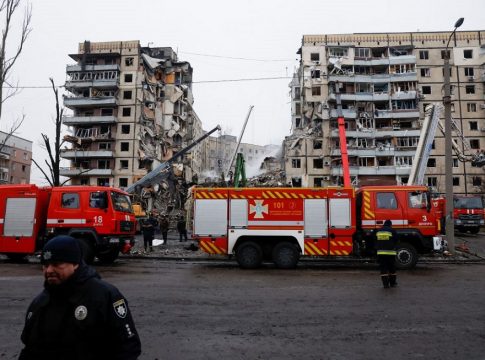 Ουκρανία: «Σβήνουν» οι ελπίδες – Ελάχιστες οι πιθανότητες για επιζώντες στην βομβαρδισμένη πολυκατοικία στο Ντνίπρο