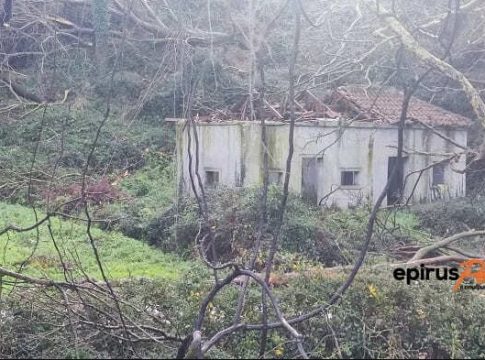 Εβδομήντα σπίτια έπληξε ο ανεμοστρόβιλος στην Παραμυθιά – Χιονοπτώσεις στα ορεινά της Ηπείρου