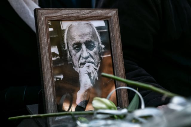 Πλήθος κόσμου στην κηδεία του Νότη Μαυρουδή – Τον αποχαιρέτησαν με το «Πρωινό Τσιγάρο»