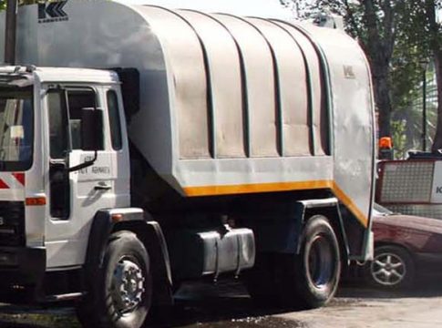 Τραγωδία στο Ξυλόκαστρο: Αυτοκίνητο «καρφώθηκε» σε απορριμματοφόρο και σκότωσε υπάλληλο καθαριότητας