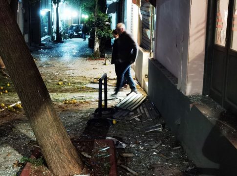 Η στιγμή της έκρηξης στο Μαρούσι – Ζημιές σε καταστήματα και σπίτια (vids)