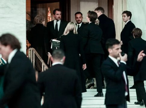 Το παρασκήνιο της κηδείας του τέως βασιλιά – Τι έφαγαν οι προσκεκλημένοι και ποιοι «έλαμψαν» διά της απουσίας τους