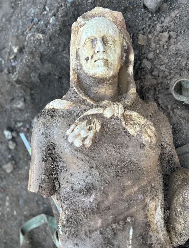 Επισκεύαζαν υπονόμους και ανακάλυψαν… αρχαίο άγαλμα του Ηρακλή