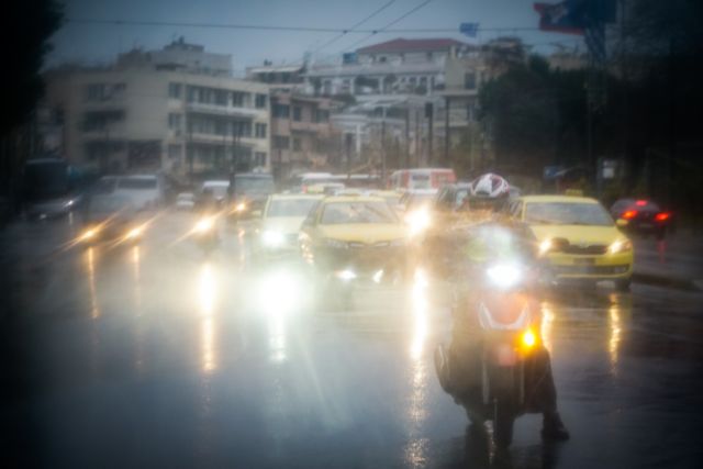 Πλημμυρισμένοι δρόμοι στην Αττική: Πού έχει διακοπεί η κυκλοφορία – Κυκλοφοριακό «έμφραγμα» στους δρόμους