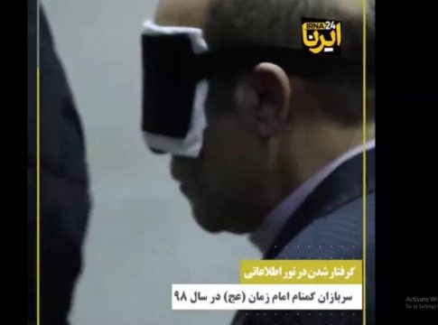 Εικόνες σοκ από το Ιράν: Ο Αλιζερά Ακμπάρι με δεμένα μάτια λίγο πριν την εκτέλεση του
