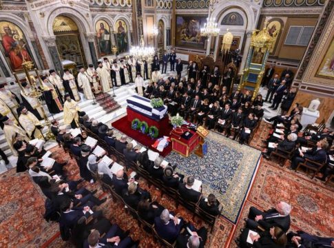 Ποιοι βρέθηκαν στην κηδεία του τέως βασιλιά Κωνσταντίνου – Πώς κάλυψαν το γεγονός τα ξένα ΜΜΕ