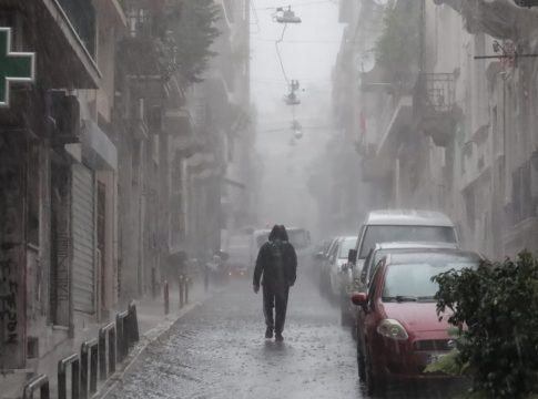 Κακοκαιρία: Άλλη μια δύσκολη μέρα με έντονα φαινόμενα- Καταιγίδες, ισχυροί άνεμοι και χιόνια σε χαμηλά υψόμετρα