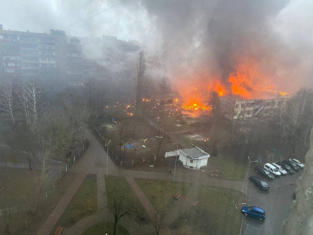 Εικόνες σοκ από την πτώση του ελικοπτέρου κοντά στο Κίεβο – 16 νεκροί, ανάμεσά τους δύο υπουργοί και παιδιά