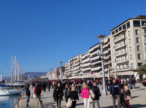 «Κοκκίνισε» ο Βόλος: Ξεκίνησε το πάρτι των οπαδών του Ολυμπιακού! (pics+vids)