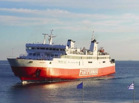 «Μαέστρος» καπετάνιος – Τα 3 λεπτά «μάχης» με τους ανέμους για να δέσει στην Τήνο