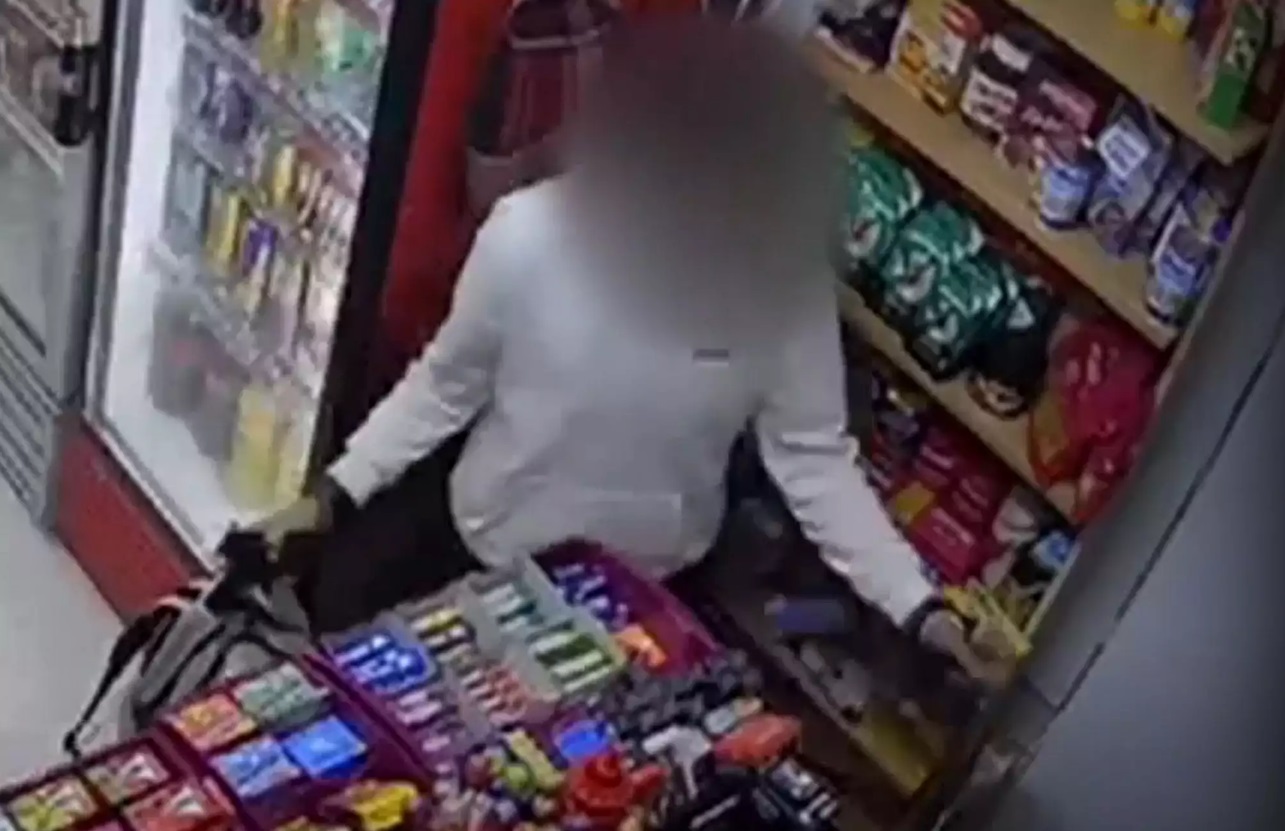 Μπήκε στο μαγαζί, «βούτηξε» ένα μπουκάλι ουίσκι και χαιρέτησε τον ιδιοκτήτη – Βίντεο ντοκουμέντο