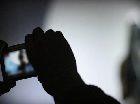 Ροζ βίντεο με 28χρονη δασκάλα – Την εκβίαζε να του δώσει 1.000 ευρώ