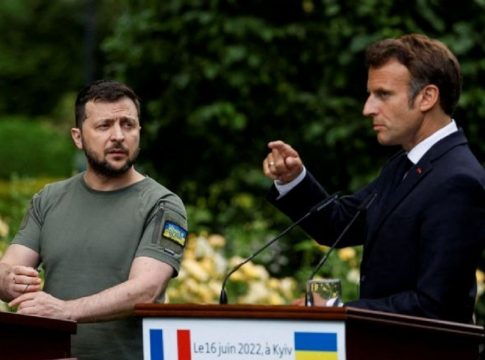 Μακρόν: Δεν αποκλείεται η αποστολή μαχητικών αεροσκαφών στην Ουκρανία