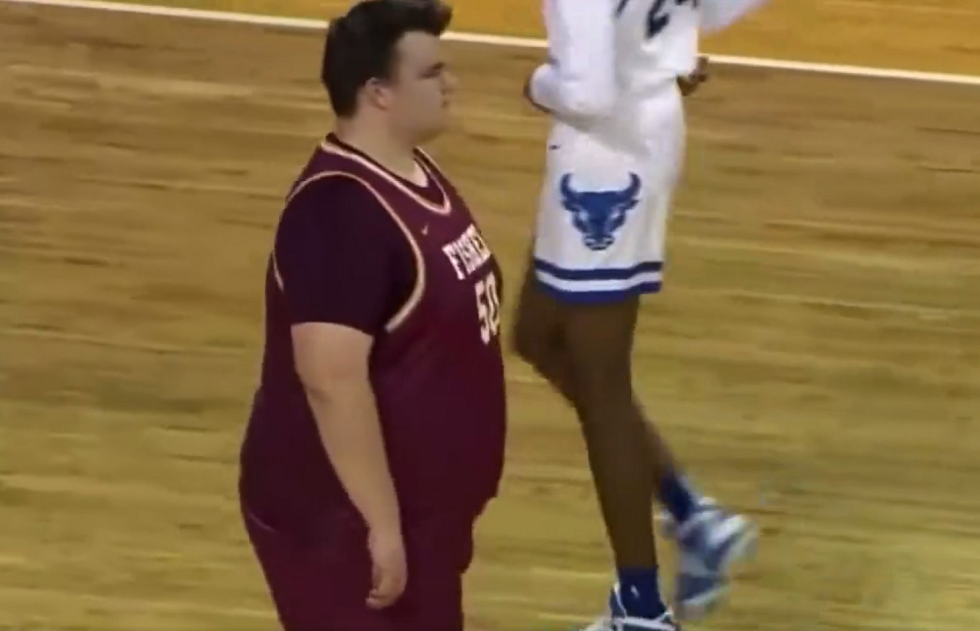 Το νέο αστέρι του αμερικανικού μπάσκετ ζυγίζει 163 κιλά και βάζει τρίποντα για πλάκα (vids)
