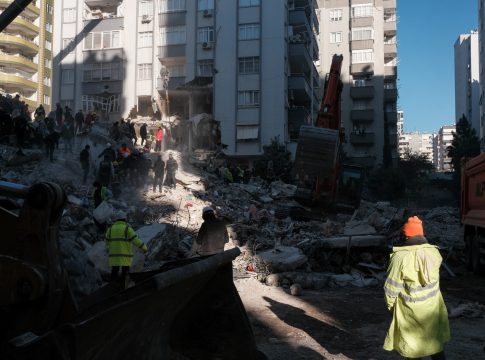 Οι σεισμοί και η διπλωματία της ζωής