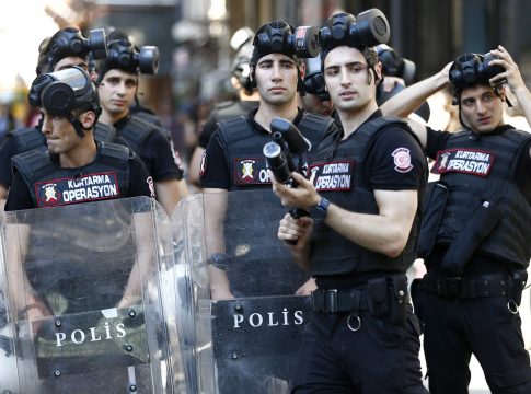 Πυρ και μανία οι Τούρκοι μετά το κλείσιμο των προξενείων – Το ΥΠΕΞ κάλεσε εννιά πρεσβευτές για εξηγήσεις