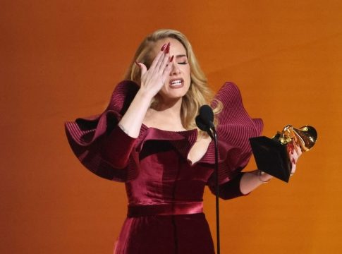 Adele – Grammy: Η στιγμή που κερδίζει βραβείο και ξεσπάει σε κλάματα
