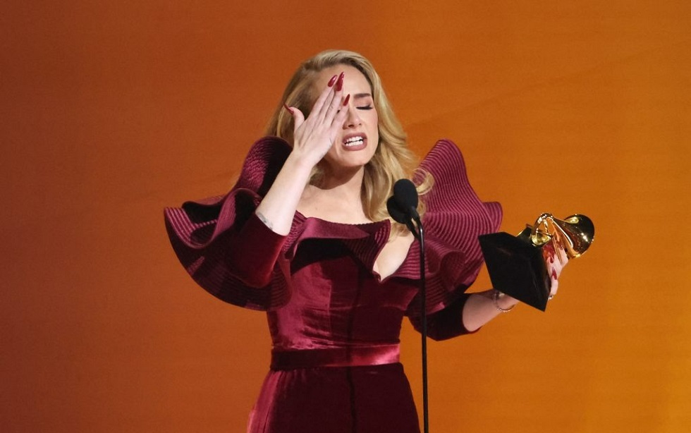 Adele – Grammy: Η στιγμή που κερδίζει βραβείο και ξεσπάει σε κλάματα