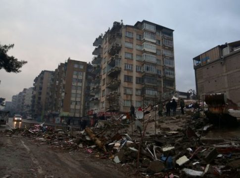 Τρομακτική εκτίμηση: «Μπορεί να ξεπεράσουν τους 25.000 οι νεκροί από τον σεισμό στην Τουρκία»