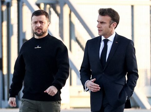Μακρόν: Στηρίζει το ειρηνευτικό σχέδιο του Κιέβου – Το είπε στον Ζελένσκι
