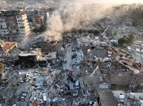 Σεισμός στην Τουρκία: Μεγάλη επιχείρηση της ΕΜΑΚ και άλλων 4 συνεργείων στα ερείπια κτιρίου στην Αντιόχεια