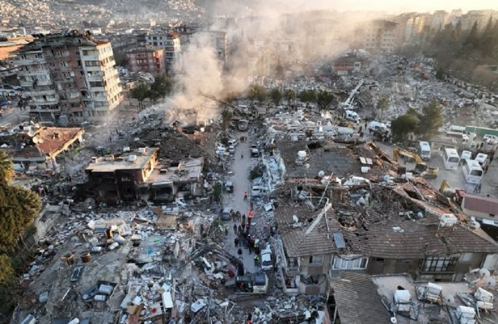 Σεισμός στην Τουρκία: Μεγάλη επιχείρηση της ΕΜΑΚ και άλλων 4 συνεργείων στα ερείπια κτιρίου στην Αντιόχεια