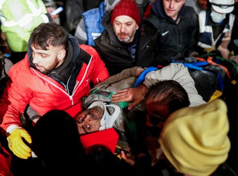 «Μην έρθεις εδώ να ζητήσεις ψήφους» – Έξαλλοι οι πολίτες με τον Ερντογάν – Εικόνες βιβλικής καταστροφής