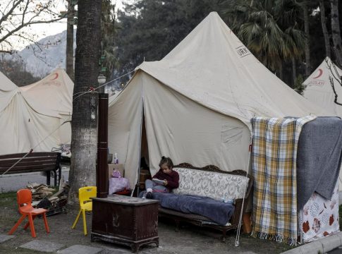 Σεισμός στην Τουρκία: Η Ερυθρά Ημισέληνος πούλησε αντί να δωρίσει σκηνές σε σεισμόπληκτους