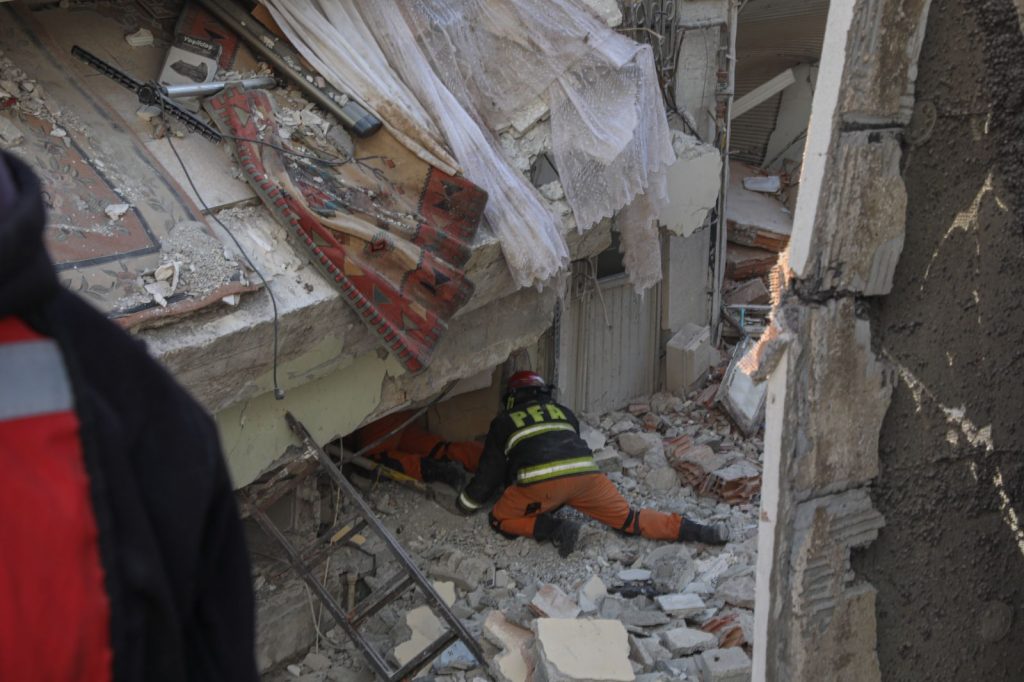 Συγκλονιστική διάσωση: Δύο ενήλικες και ένα παιδί εννιά ημέρες ζωντανοί κάτω από τα ερείπια