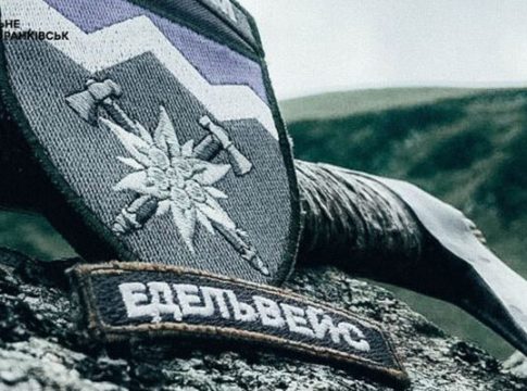 Ζελένσκι: Εξυμνεί επίσημα τη ναζιστική «Εντελβάις» που αιματοκύλισε και την Ελλάδα