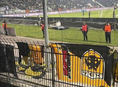 Έξαλλοι στην ΑΕΚ με τη φανέλα Γέλοβατς στα κάγκελα της Τούμπας: «Οργή και αγανάκτηση, ξεπερνά κάθε όριο…»