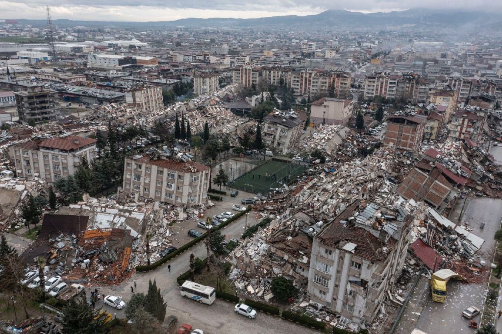 Λιγοστεύουν οι ελπίδες για τους εγκλωβισμένους – Αγωνιώδεις προσπάθειες των διασωστών σε Τουρκία, Συρία