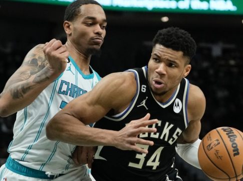 Η… εξωγήινη εμφάνιση του Γιάννη κόντρα στη Σάρλοτ (vid)