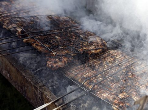 Τσικνοπέμπτη: Τι γιορτάζουμε, ποια είναι τα έθιμα στην Ελλάδα