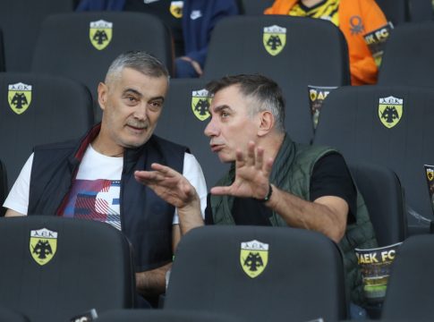 Ο Ηλίας Ατματσίδης τραγουδά χυδαίο σύνθημα για τον Ολυμπιακό στη γιορτή της ΑΕΚ (vid)