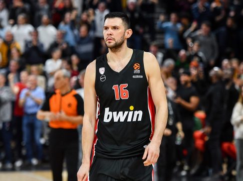 Παπανικολάου: «Η νίκη για τα παιδιά της Θύρας 7 – Η σκέψη μας σε Τουρκία και Συρία»