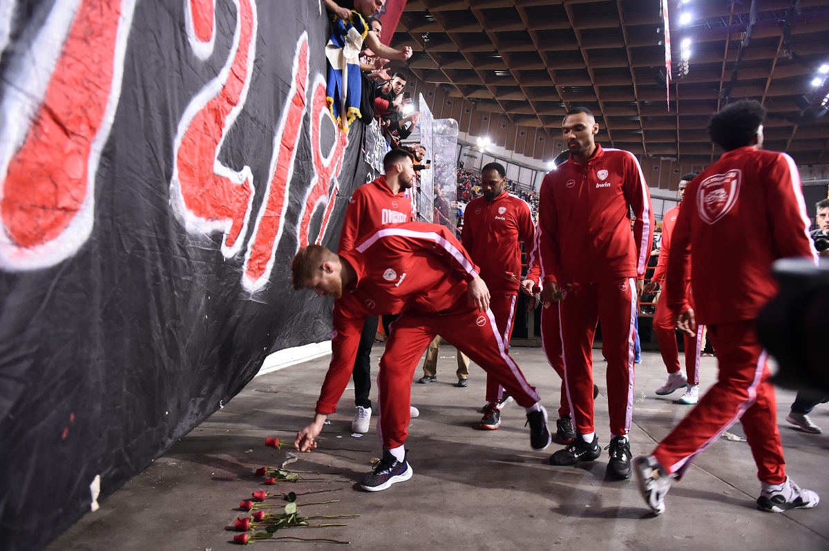 Οι παίκτες του Ολυμπιακού άφησαν από ένα τριαντάφυλλο στη Θύρα 7 (pics)