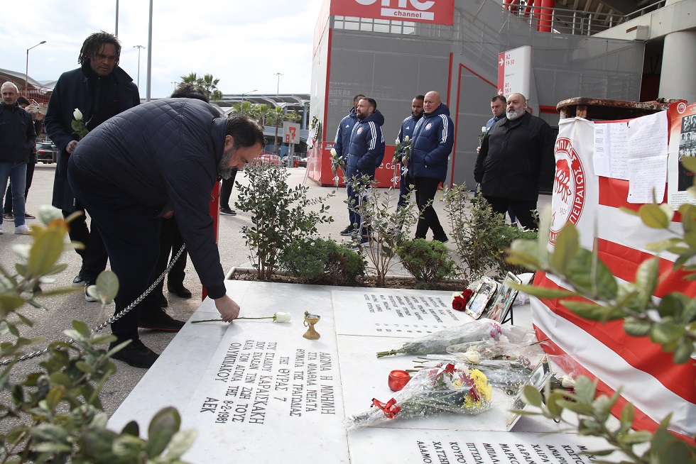 Ο Βαγγέλης Μαρινάκης και η ποδοσφαιρική ομάδα τίμησαν την μνήμη των θυμάτων της Θύρας 7 (pics, vids)