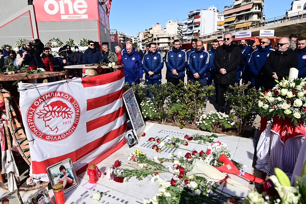 «Αδέρφια ζείτε, εσείς μας οδηγείτε» – Η οικογένεια του Ολυμπιακού τίμησε την μνήμη των θυμάτων της Θύρας 7 (pics)