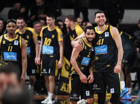 Με φανέλα και ψυχή για το «θαύμα» κόντρα στον Ολυμπιακό ο Αυτοκράτορας