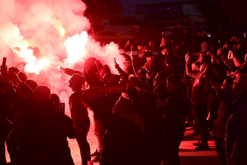 Θύρα 7: «Η ιστορία σας είναι αυτή, θα σας ΝΙΚΑΜΕ μια ζωή» (Pic)