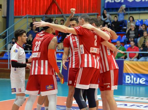 Αποθέωση από τους φίλους του Ολυμπιακού στη Σύρο: «Φέρτε μας το ευρωπαϊκό» (vid)