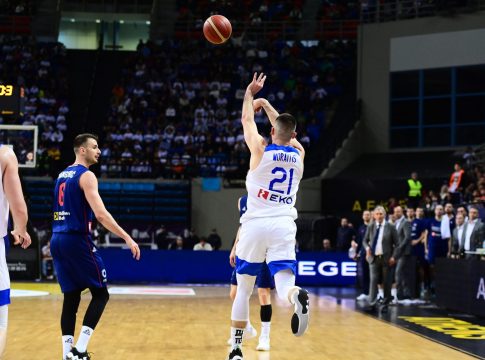 ΑΠΙΘΑΝΟ τρίποντο του Μωραΐτη από τη μία πλευρά στην άλλη (Vid)