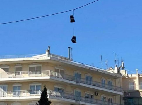 Γιατί κρεμάνε αθλητικά παπούτσια σε καλώδια της ΔΕΗ; – Τα σενάρια του… μυστηρίου