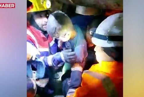 Ανέσυραν 7χρονο παιδί από τα χαλάσματα μετά από 70 ώρες – «Έχω σχολείο αύριο» είπε στους διασώστες