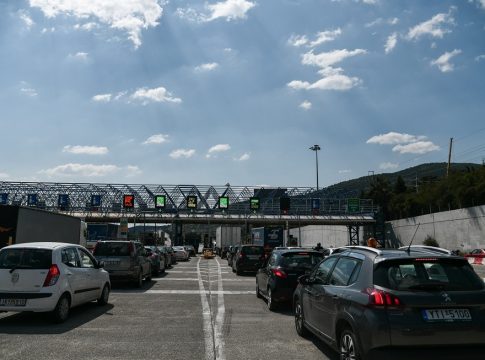 Διόδια: Τι προβλέπει ο νόμος για όσους πετάνε τις αποδείξεις
