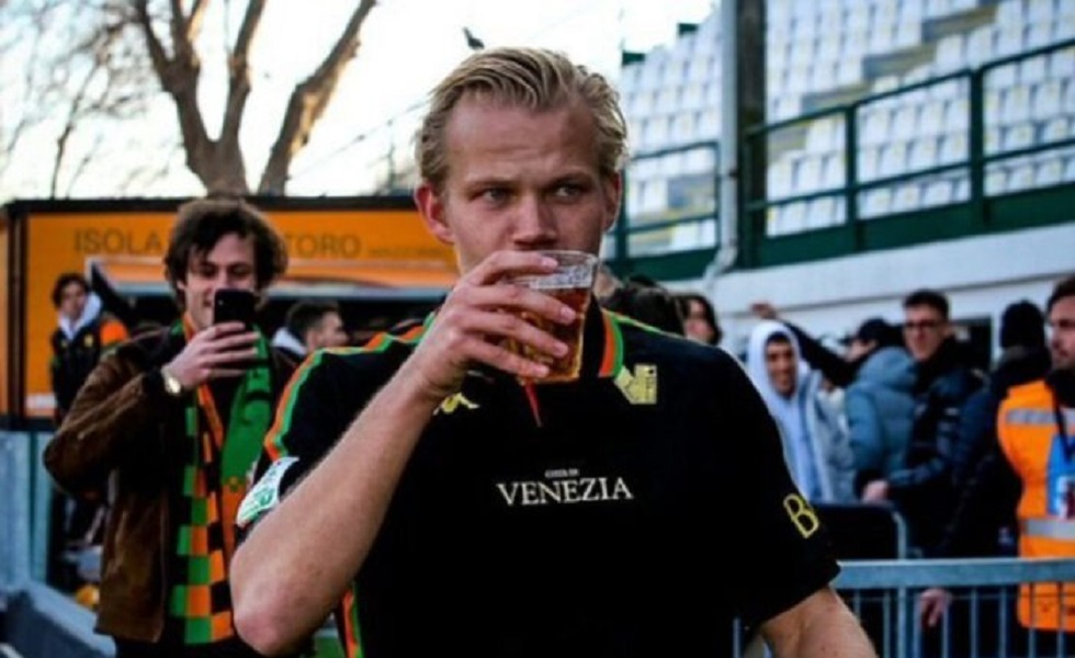 Έπος στην Ιταλία: Παίκτης βγήκε αλλαγή και έπινε μπύρα (vid)